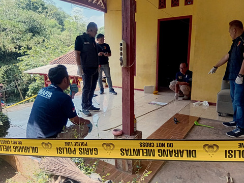 Tim Inafis Polres Purwakarta melakukan olah TKP di rumah Heryanto (27) di Desa Wanawali, Kecamatan Cibatu, Kabupaten Purwakarta, Jumat (10/10/2025).  Foto: Dok. Istimewa
