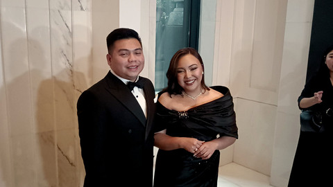 Angelica Manopo dan suami Indra Daniel Mawu bicara soal pernikahan Amanda Manopo dan Kenny Austin, di The Langham, Senayan, Jakarta Selatan, Jumat (10/10/2025). 
 Foto: Giovanni/kumparan