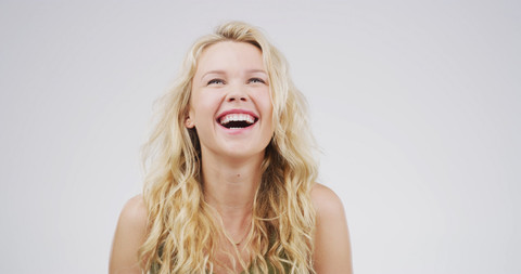 Ilustrasi tertawa ngakak.  Foto: peoplemages/Shutterstock