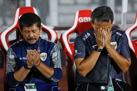 Pelatih Timnas U-23 Indonesia Indra Sjafri (kiri) dan sistennya, Bima Sakti (kanan) berdoa sebelum bertanding melawan Timnas U-23 India pada pertandingan persahabatan di Stadion Madya, Kompleks GBK, Senayan, Jakarta, Jumat (10/10/2025).  Foto: Asprilla Dwi Adha/ANTARA FOTO