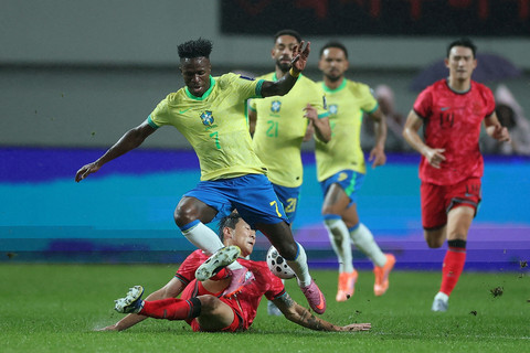 Pemain timnas Korea Selatan Kim Min-jae berebut bola dengan pemain timnas Brasil Vinicius Jr dalam laga persahabatan di Stadion Piala Dunia Seoul, Seoul, Korea Selatan, Jumat (10/10/2025). Foto: Kim Hong-Ji/REUTERS