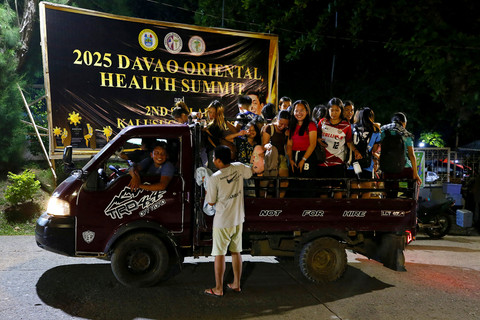 Warga menaiki kendaraan di tengah peringatan tsunami setelah gempa susulan berkekuatan 6,7 mengguncang Provinsi Davao Oriental, di Pulau Mindanao, Filipina selatan, pada sore hari tanggal 10 Oktober 2025. Foto: Mark NAVALES / AFP