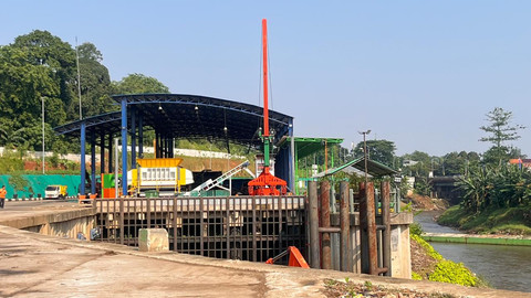 Suasana pusat pembuangan sampah besar (bulky waste) di Saringan Sampah TB Simatupang, Jagakarsa, Jakarta Selatan, Sabtu (11/10). Foto: Nasywa Athifah/kumparan