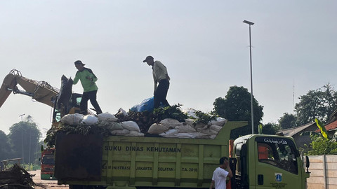 Petugas mengakut sampah di pusat pembuangan sampah besar (bulky waste) di Saringan Sampah TB Simatupang, Jagakarsa, Jakarta Selatan, Sabtu (11/10). Foto: Nasywa Athifah/kumparan