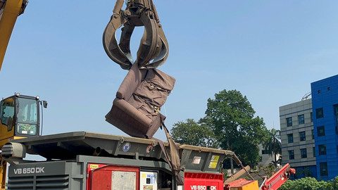 Petugas menggunakan alat berat mengakut sampah di pusat pembuangan sampah besar (bulky waste) di Saringan Sampah TB Simatupang, Jagakarsa, Jakarta Selatan, Sabtu (11/10). Foto: Nasywa Athifah/kumparan