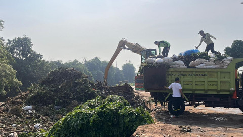 Petugas mengakut sampah di pusat pembuangan sampah besar (bulky waste) di Saringan Sampah TB Simatupang, Jagakarsa, Jakarta Selatan, Sabtu (11/10). Foto: Nasywa Athifah/kumparan