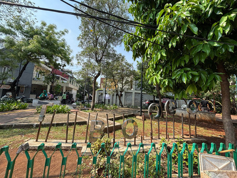 Area bermain di Taman Joglo Blok Z, Kompleks DKI, Jakarta Barat, Sabtu (11/10/2025).  Foto: Amira Nada Fauziyyah/kumparan