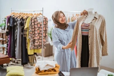 Ilustrasi gambar desainer fesyen muslim. Sumber: Shutter Stock.
