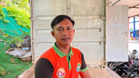 Adhitya Oktabery (36), pengawas di Saringan Sampah TB Simatupang, Jagakarsa, Jakarta Selatan, Sabtu (11/10). Foto: Nasywa Athifah/kumparan