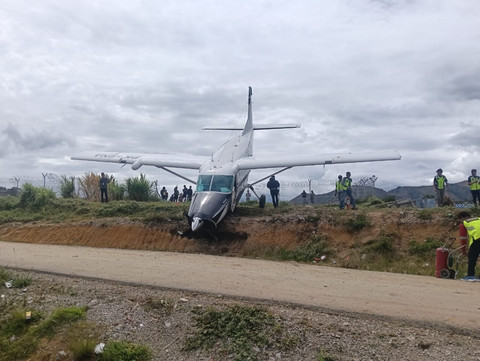 Pesawat Smart Air jenis Caravan C208 tergelincir di Lapangan Terbang Tiom, Kabupaten Lanny Jaya, Papua Pegunungan, Sabtu (11/10). Foto: Dok. Istimewa