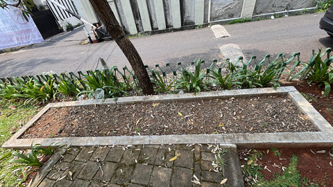 Sekat antara jalanan di dalam Taman Joglo Blok Z, Kompleks DKI, Jakarta Barat, pada Sabtu (11/10). Semula penuh batu, namun ludes karena kerap diambil oleh anak-anak yang bermain. Foto: Amira/kumparan