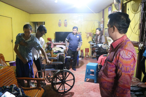 Wakil Wali Kota Pontianak, Bahasan, mengunjungi rumah warga korban tertimpa pohon dengan memberikan bantuan kursi roda. Foto: Dok. Pemkot Pontianak
