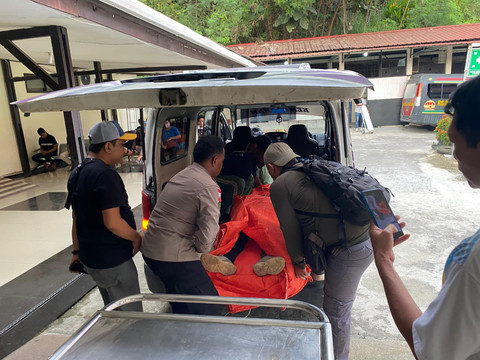 Proses evakuasi jasad guru yang tewas usai diserang sekelompok orang tak dikenal. Dok: Ist.