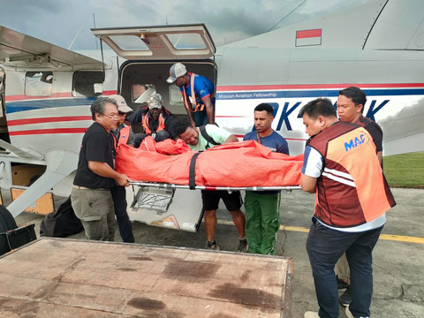 Proses evakuasi jasad guru yang tewas usai diserang sekelompok orang tak dikenal. Dok: Ist.