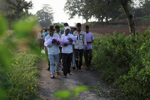 Keluarga membawa jenazah anak Nilesh Suryavanshi yang berusia tiga setengah tahun untuk pemakaman di sebuah desa di Parasia, India, 9 Oktober 2025. Foto: REUTERS/Priyanshu Singh