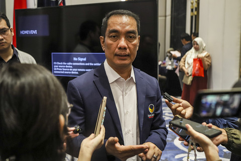 Ketua DPP Partai NasDem Fauzi Amro menjawab pertanyaan wartawan saat aksi donor darah Partai NasDem di NasDem Tower, Jakarta, Sabtu (11/10/2025). Foto: Darryl Ramadhan/kumparan