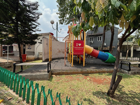 Area bermain di Taman Joglo Blok Z, Kompleks DKI, Jakarta Barat, Sabtu (11/10/2025).  Foto: Amira Nada Fauziyyah/kumparan