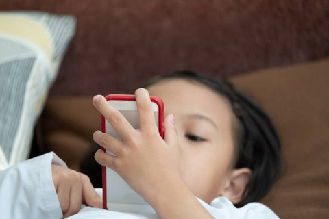 Ilustrasi anak kecil bermain ponsel. Foto: Pixaby