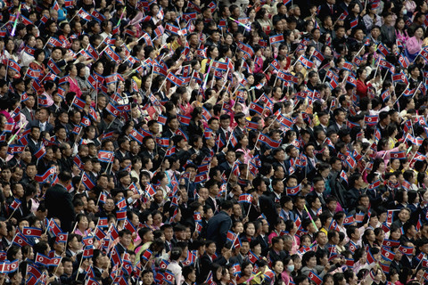 Orang-orang mengambil bagian dalam acara yang menandai peringatan 80 tahun berdirinya Partai Buruh Korea (WPK) di Pyongyang, Korea Utara, Sabtu (11/10/2025). Foto: Sputnik/Yekaterina Shtukina/Pool via Reuters