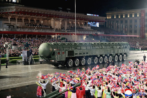 Parade militer merayakan ulang tahun ke-80 berdirinya Partai Buruh Korea (WPK) di Pyongyang, Korea Utara, Sabtu (11/10/2025). Foto: KCNA/via REUTERS