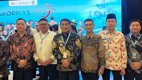 Wakil Bupati Bolmong, Doni Lumenta (paling kanan), bersama dengan Gubernur dan kepala daerah lainnya di Sulawesi Utara, berfoto bersama usai mengikuti Rakornas TPAKD 2025.