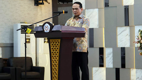 Kepala Eksekutif Pengawas Lembaga Pembiayaan Perusahaan Modal Ventura, Lembaga Keuangan Mikro dan Lembaga Jasa Keuangan Lainnya, Agusman, saat memberikan materi pada program OJK Mengajar di Unsrat Manado.