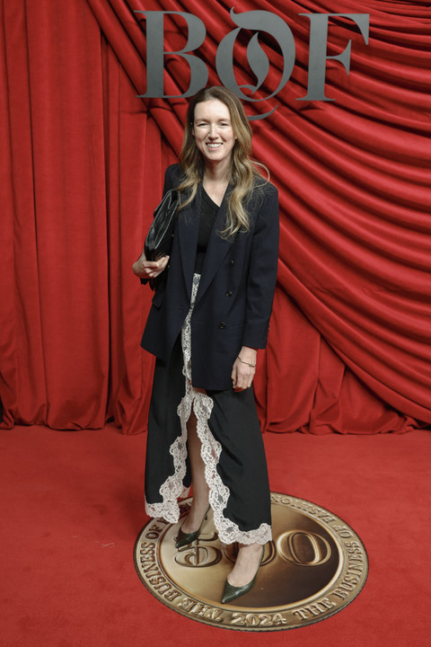 Desainer mode asal Inggris, Clare Waight Keller, berpose saat tiba di The BoF 500 Gala yang digelar di Hotel Shangri-La, Paris, pada 28 September 2024. Acara ini berlangsung di sela-sela gelaran Paris Fashion Week Spring-Summer 2025. Foto: GEOFFROY VAN DER HASSELT/AFP