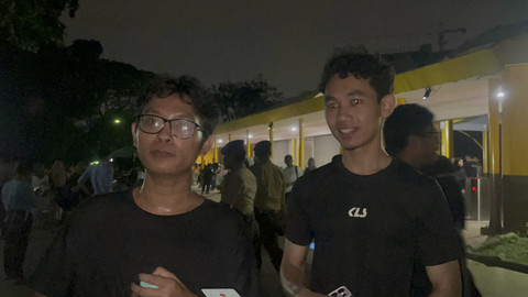 Kiki (27) dan Raihan (19) saat mengunjungi wisata malam Taman Margasatwa Ragunan, Jakarta Selatan, Sabtu (11/10). Dok. Nasywa Athifah Foto: Nasywa Athifah/kumparan