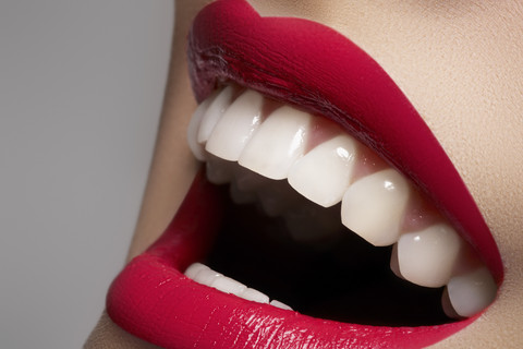 Ilustrasi perempuan tertawa. Foto: Seprimor/Shutterstock