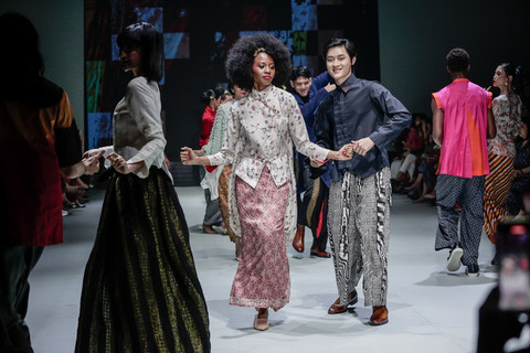 Koleksi BINhouse bertajuk 'Lenggak Lenggok' di hari ketiga Plaza Indonesia Fashion Week, Jakarta, Selasa (30/9/2025). Foto: Plaza Indonesia Fashion Week