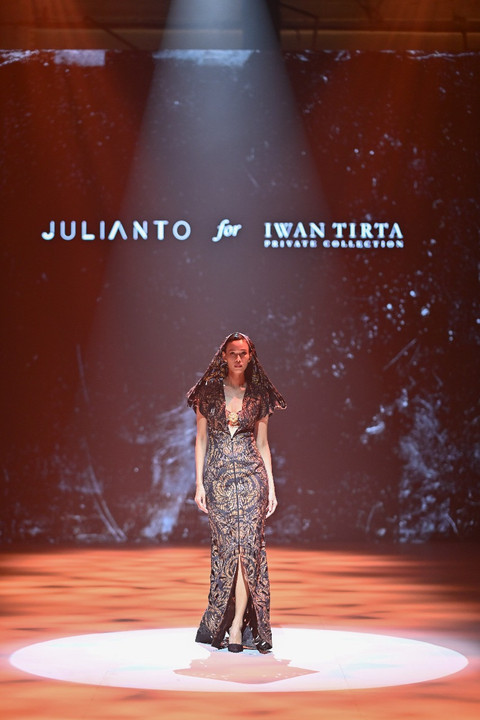 Koleksi Julianto for Iwan Tirta Private Collection bertajuk 'Jagad Rasa' di hari ketiga Plaza Indonesia Fashion Week, Jakarta, Selasa (30/9/2025). Foto: Plaza Indonesia Fashion Week