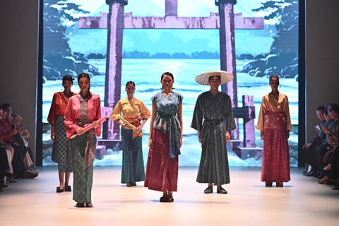 Koleksi Parang Kencana bertajuk 'Shiki' di hari kelima Plaza Indonesia Fashion Week, Jakarta, Kamis (2/10/2025). Foto: Plaza Indonesia Fashion Week