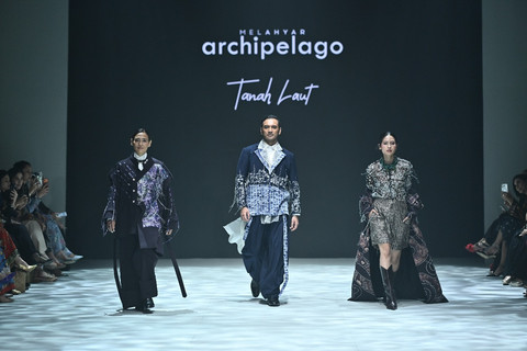 Koleksi Mel Ahyar Archipelago bertajuk 'Tanah Laut' di hari ketujuh Plaza Indonesia Fashion Week, Jakarta, Sabtu (4/10/2025). Foto: Plaza Indonesia Fashion Week