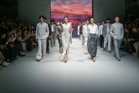 Koleksi KRATON by Auguste Soesastro bertajuk 'Archipelago Cruise' di hari pertama Plaza Indonesia Fashion Week, Jakarta, Minggu (28/9/2025). Foto: Plaza Indonesia Fashion Week