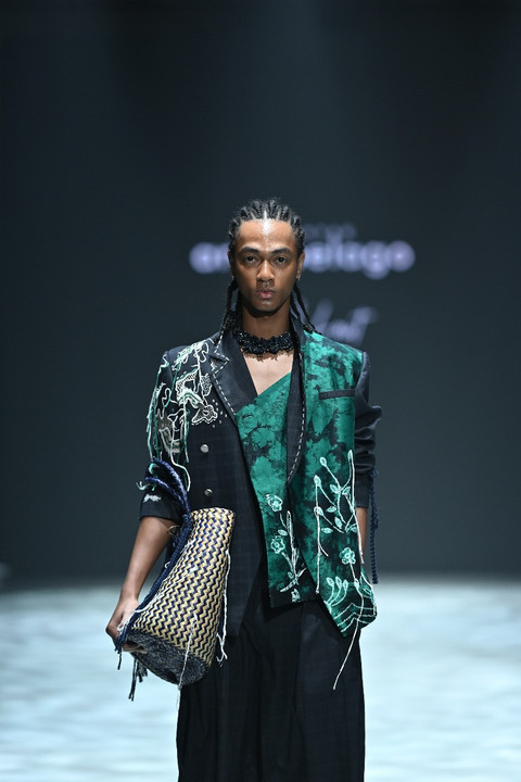 Koleksi Mel Ahyar Archipelago bertajuk 'Tanah Laut' di hari ketujuh Plaza Indonesia Fashion Week, Jakarta, Sabtu (4/10/2025). Foto: Plaza Indonesia Fashion Week
