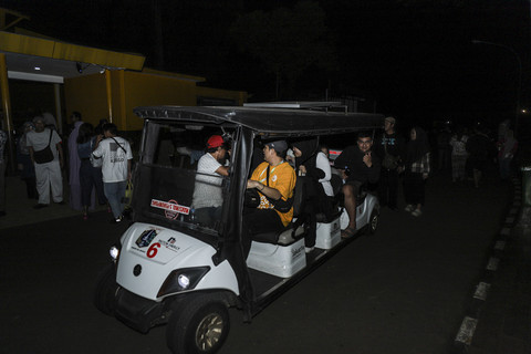 Pengunjung berwisata saat malam hari di Taman Margasatwa Ragunan, Jakarta, Sabtu (11/10/2025). Foto: Darryl Ramadhan/kumparan