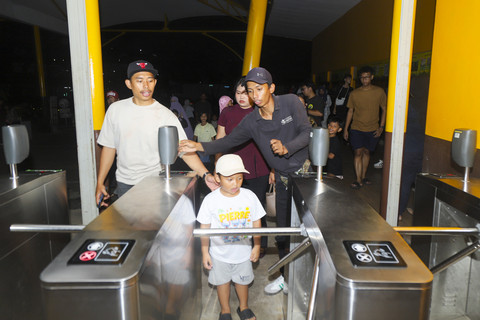 Pengunjung berwisata saat malam hari di Taman Margasatwa Ragunan, Jakarta, Sabtu (11/10/2025). Foto: Darryl Ramadhan/kumparan