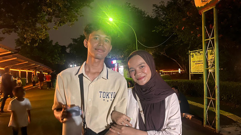 Fera (21) dan Turmuji (24), pasangan suami istri asal Bogor yang mengunjungi wisata malam di Taman Margasatwa Ragunan, Jakarta Selatan, Sabtu (11/10). Foto: Nasywa Athifah/kumparan
