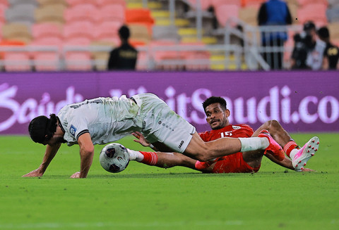 Ricky Kambuaya saat berduel dengan pemain Irak saat Timnas Indonesia menghadapi Irak dalam lanjutan Ronde 4 Kualifikasi Piala Dunia di King Abdullah Sports City Stadium, Jeddah, Arab Saudi, Minggu (12/10) dini hari WIB. Foto: Stringer/REUTERS