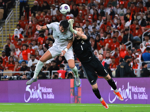 Maarten Paes saat berduel dengan pemain Irak saat Timnas Indonesia menghadapi Irak dalam lanjutan Ronde 4 Kualifikasi Piala Dunia di King Abdullah Sports City Stadium, Jeddah, Arab Saudi, Minggu (12/10) dini hari WIB. Foto: Stringer/REUTERS
