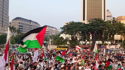 Lautan massa aksi yang tergabung dalam API-Palestina (Aliansi Pemuda Indonesia untuk Palestina) memadati kawasan patung kuda, Monas, Jakarta Pusat, Minggu (12/10).  Foto: Zamachsyari/kumparan