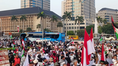 Lautan massa aksi yang tergabung dalam API-Palestina (Aliansi Pemuda Indonesia untuk Palestina) memadati kawasan patung kuda, Monas, Jakarta Pusat, Minggu (12/10).  Foto: Zamachsyari/kumparan