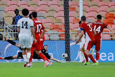 Pemain Timnas Irak Zidane Iqbal mencetak gol ke gawang Timnas Indonesia pada pertandingan Grup B Ronde 4 Kualifikasi Piala Dunia 2026 di King Abdullah Sports City Stadium, Jeddah, Arab Saudi, Sabtu (11/10/2025). Foto: Stringer/REUTERS