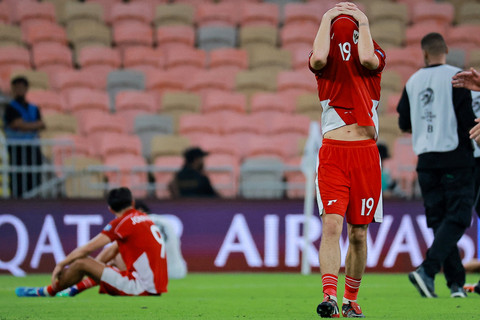 Pemain Timnas Indonesia Thom Haye sedih usai kalah dari Timnas Irak pada pertandingan Grup B Ronde 4 Kualifikasi Piala Dunia 2026 di King Abdullah Sports City Stadium, Jeddah, Arab Saudi, Sabtu (11/10/2025). Foto: Stringer/REUTERS