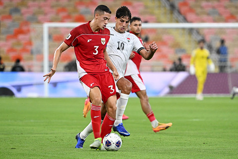 Pemain Timnas Indonesia Jay Idzes berebut bola dengan pemain Timnas Irak Mohanad Ali pada pertandingan Grup B Ronde 4 Kualifikasi Piala Dunia 2026 di King Abdullah Sports City Stadium, Jeddah, Arab Saudi, Sabtu (11/10/2025). Foto: Ali Issa/AP Photo