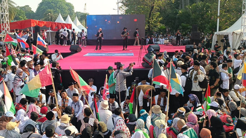 Massa aksi bela Palestina di depan panggung utama, mereka membawa bendera negara-negara pendukung Two State Solution, Minggu (12/10). Foto: Zamachsyari/kumparan