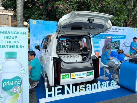 Wuling Air EV hidrogen hasil kolaborasi PLN NP dengan ITS di Car Free Day Jakarta, Minggu (12/10/2025). Foto: Syahrul Ghiffari/kumparan