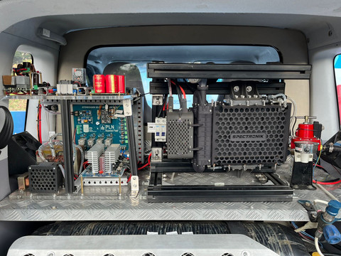 Wuling Air EV hidrogen hasil kolaborasi PLN NP dengan ITS di Car Free Day Jakarta, Minggu (12/10/2025). Foto: Syahrul Ghiffari/kumparan