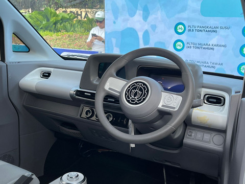 Wuling Air EV hidrogen hasil kolaborasi PLN NP dengan ITS di Car Free Day Jakarta, Minggu (12/10/2025). Foto: Syahrul Ghiffari/kumparan