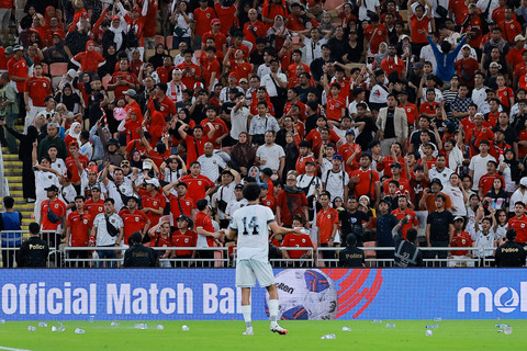 Suporter menyaksikan Timnas Indonesia melawan Timnas Irak pada pertandingan Grup B Ronde 4 Kualifikasi Piala Dunia 2026 di King Abdullah Sports City Stadium, Jeddah, Sabtu (11/10/2025). Foto: Stringer/REUTERS